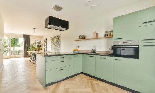 cocina con peninsuna y mesa en valencia